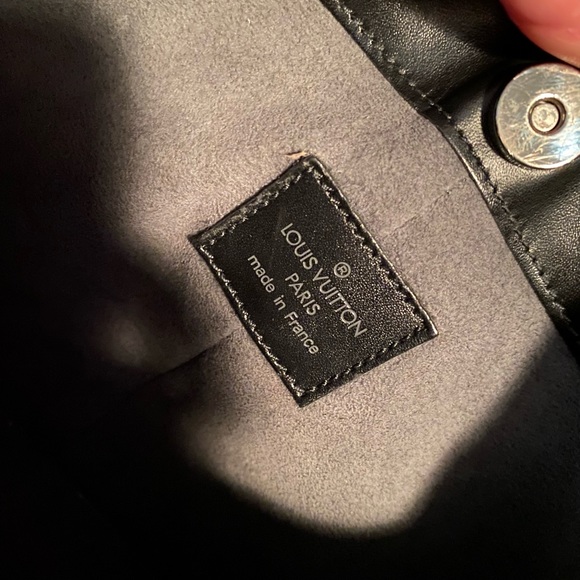 Authentic Louis Vuitton Epi Pochette with shoulder strap - Picture 13 of 13